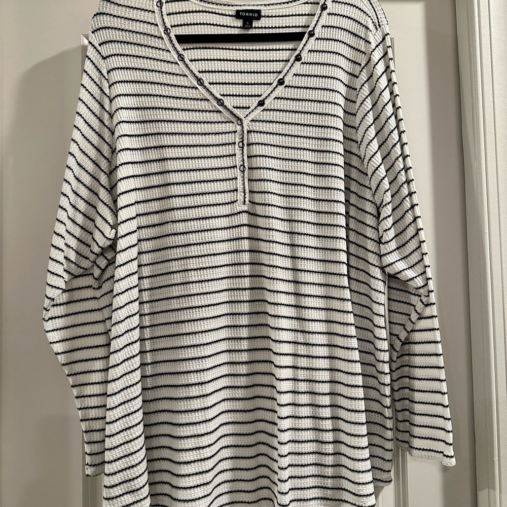 Torrid size 5 striped thermal shirt EUC